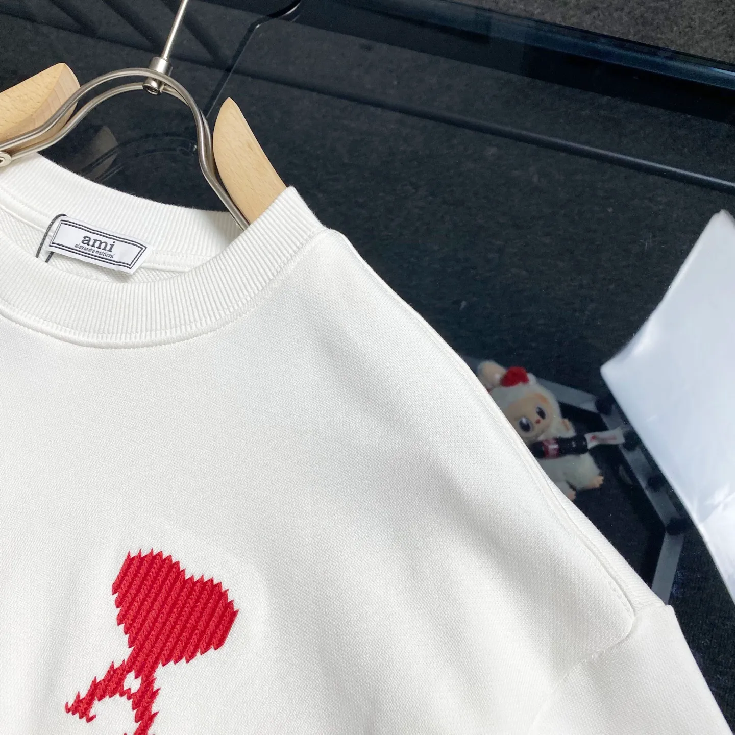 AMI/Love Embroidery-Pure cotton round neck heavy sweater, simple and exquisite logo love letter embroidery🪡LOGO logo 2026New Arrival-Original development/100% cotton Fashion Versatile-Light luxury trend Three standards complete-Premium Quality Size: S-XL Color: Black.White.Green.Apricot.